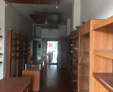 محل 45م في عبرا (الطريق العام)